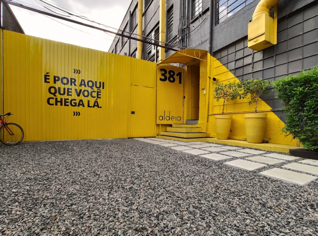 Fachada da Aldeia Coworking na Cândido de Abreu